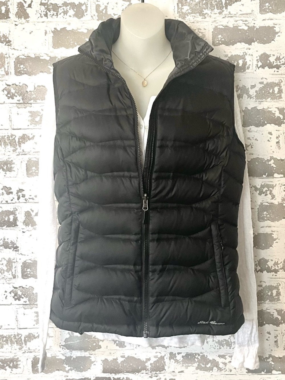 Eddie Bauer Black Down Puffer Vest Women’s Medium Lightweight Quilted Zip